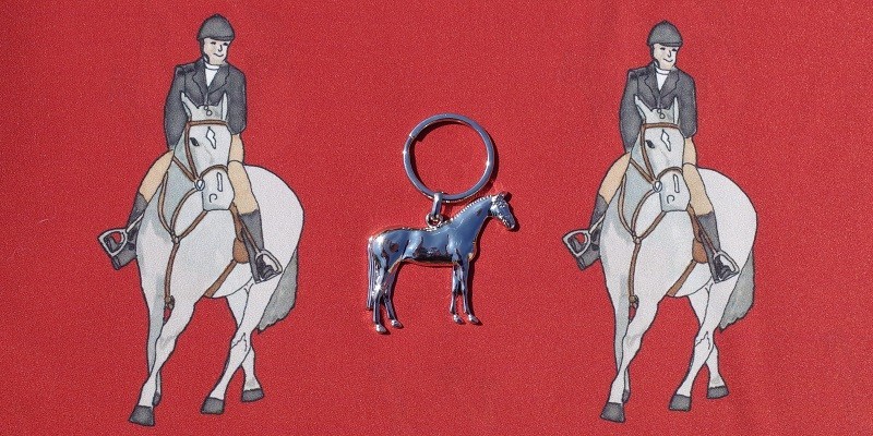 Cadeaux exclusifs pour les chevaux : porte-clés et pin's